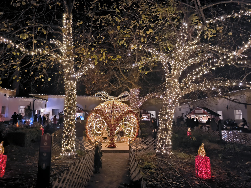 zamok,zahrada,vianoce,svetelna instalacia,vecer