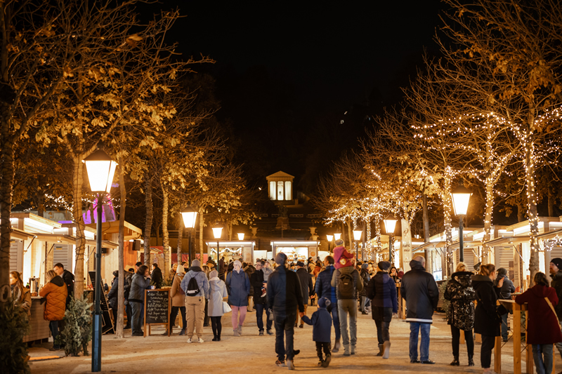 vianocne trhy v meste Baden, vecer, ligotave svetielka