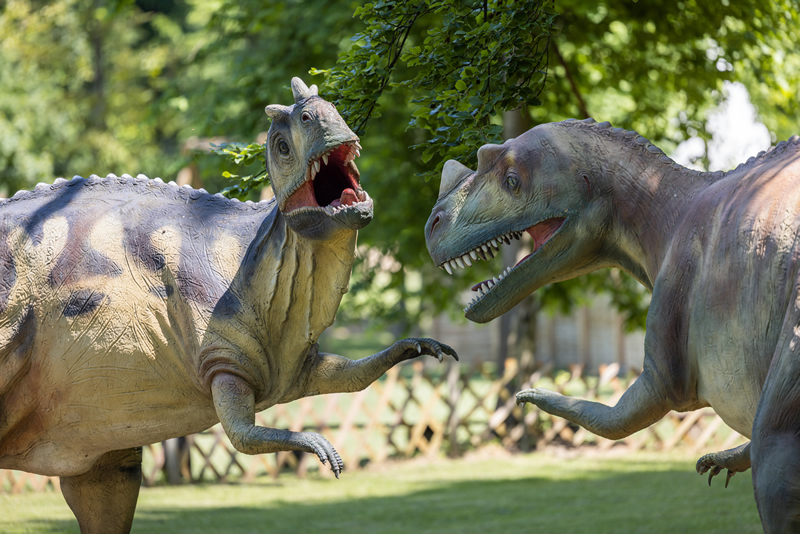 dva modely dinosaurov