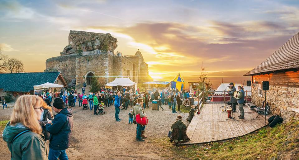 Advent v Donauregion (Dolné Rakúsko) Vianočný trh, zrúcanina Aggstein, Rakúsko