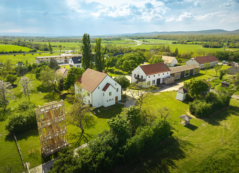 pohlad na farmu a restauraciu zhora
