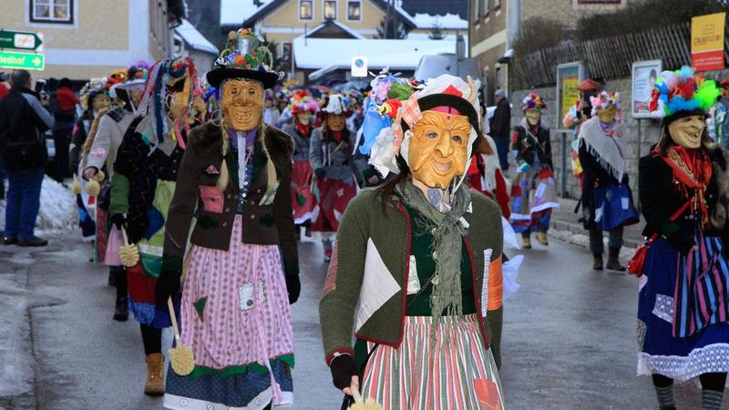 ľudia v maskach na karnevale, ulice Ebensee