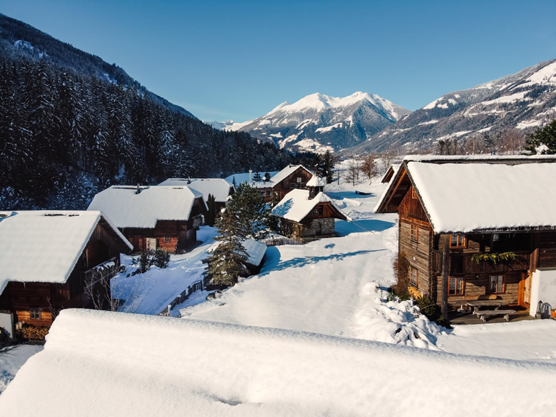 zasnezena krajina, zasnezené alpske chaty uprostred Hohe Tauern