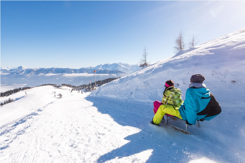 dvojica,lyziarsky svah,zima,sanky