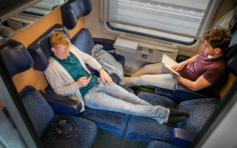sedadla v nocnom vlaku, pohodlne usadeny dvaja ludia 