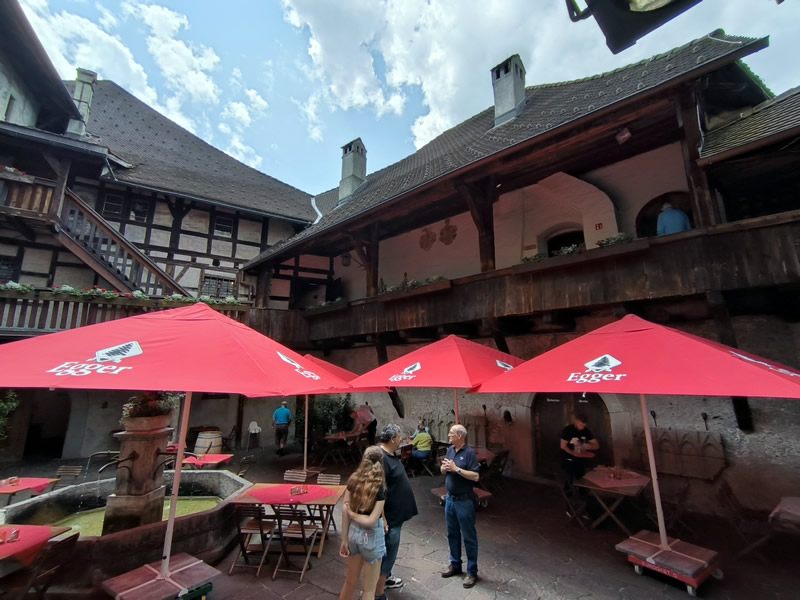 Nádvorie hradu Schattenburg, reštaurácia