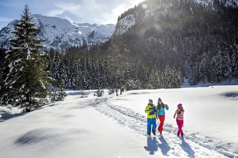 modr&eacute; nebo,sneh,ľudia,turistika