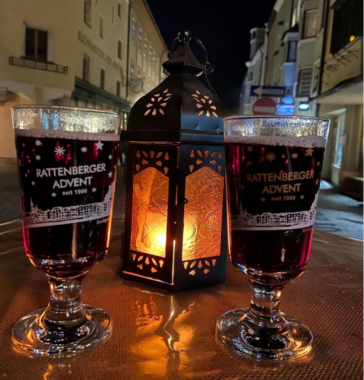 Advent v najmenšom meste Rakúska - Rattenbergu Rakusko - Tirolsko - adventna foto vecer, dva pohare a svieca
