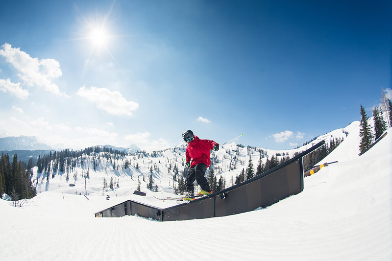 Krásny slnečný deň, snowboardista na snowparku