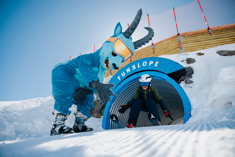 male dieta lyzuje, vychadza z tunela a caka ho tam maskot Kaunertal Gletscher