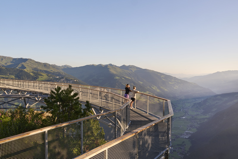 velky dreveny most s vyhladom na Alpy v Zillertal
