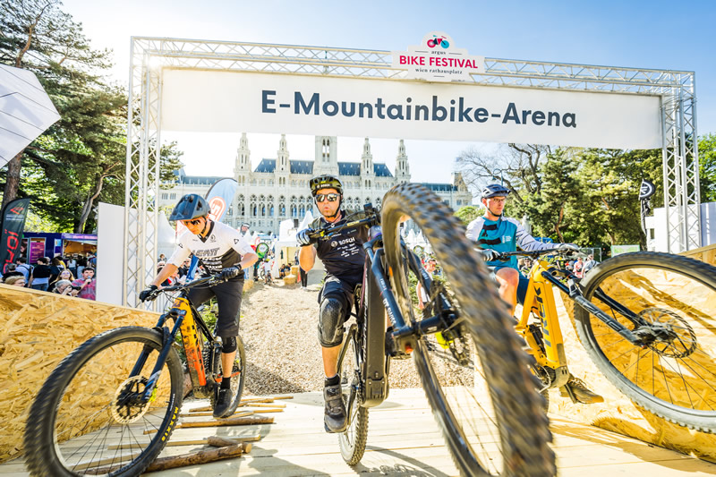 budova,Rathausplatz,Vieden,Rakusko,bicykel,podujatie,mountainbike