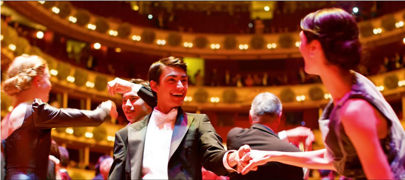 Rakusko - Vieden - ples v Opere - vesely ludia tancuju