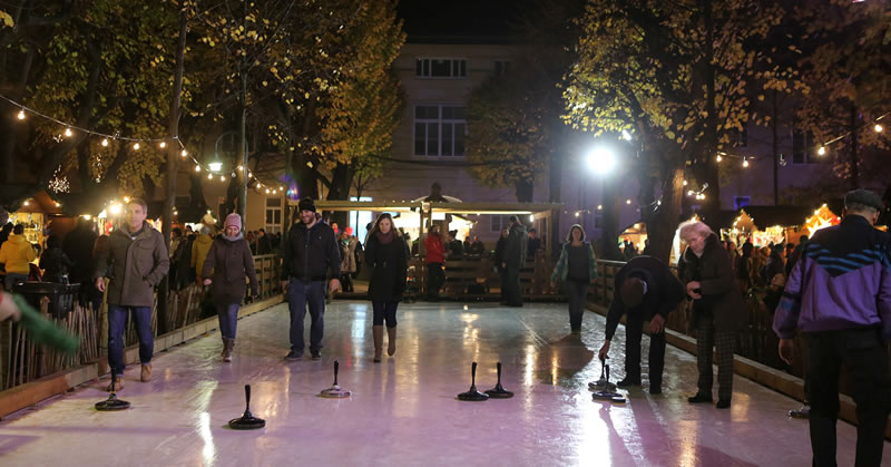 vianocny trh,vecer,ludia