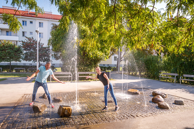 vieden- vo vodnej fontane sa osviezuje muz a zena