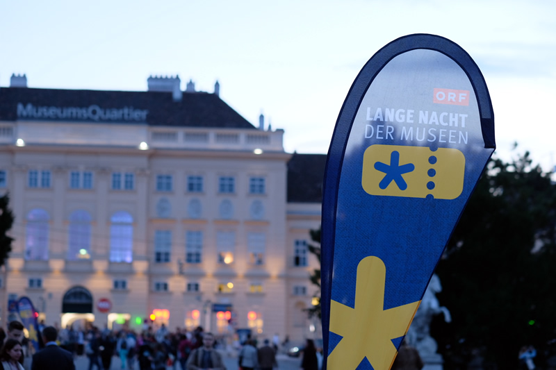 Viedeň, MuseumsQuartier - vlajka s reklamou na Dlhú noc múzeí