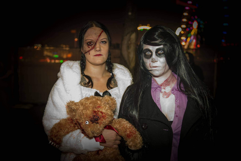 dve strasidelne namalovane dievcata - Halloween