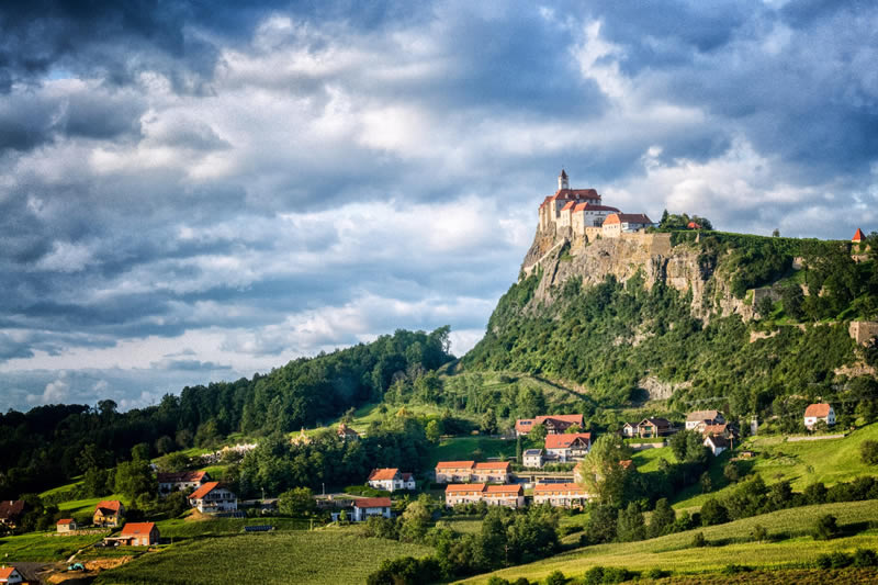 Rakusko - kempovanie - na fotke je kopec s hradom Riegersburg