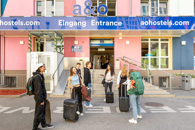 viedenský hostel a pred ním stojí partia mladých ľudí