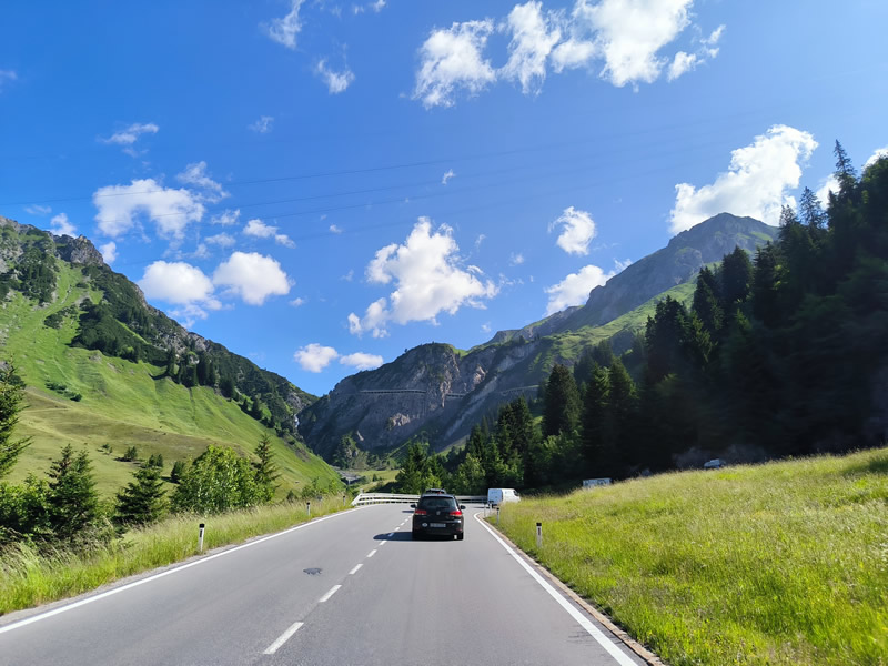 auto iduce po ceste v alpach