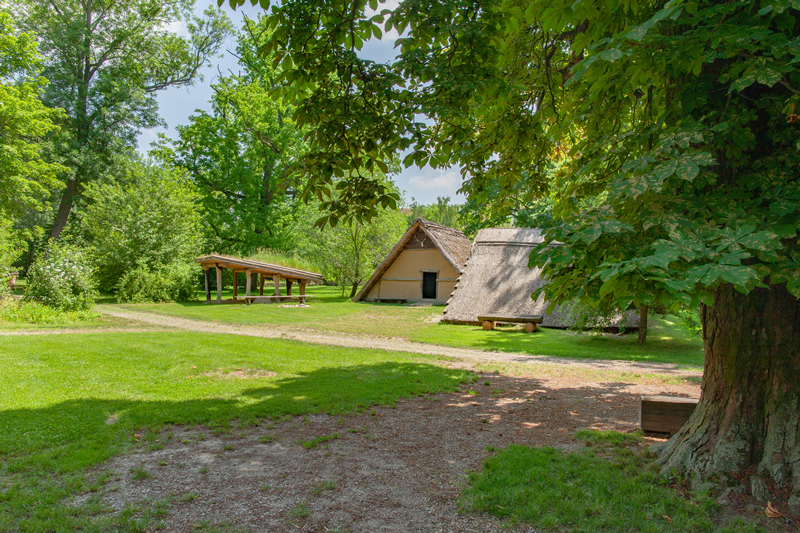 drevene domceky, trava,rakusko,kelti