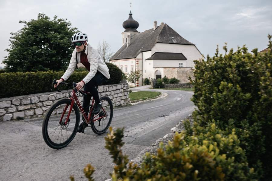 muz na bicykli prechadza obcou