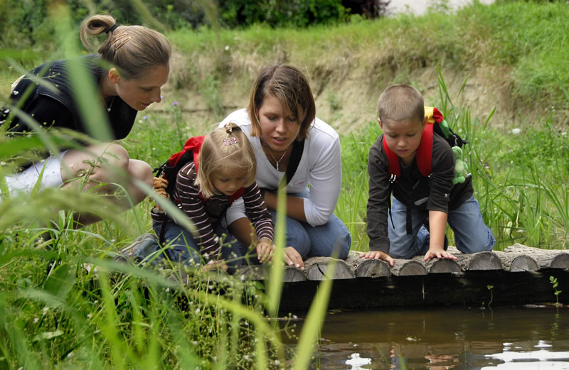 Donau-Auen národný park, deti s mamou pozoruju zvierata vo vode