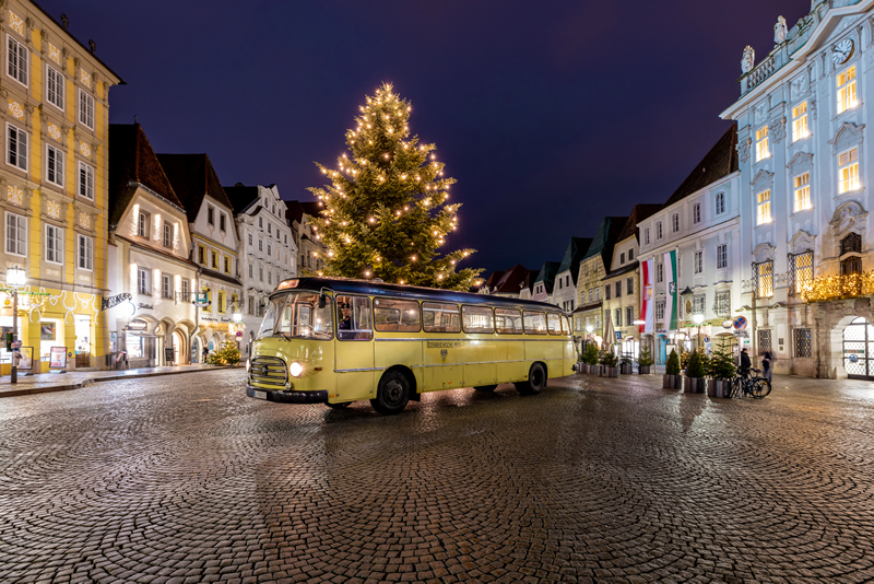 autobus,vianocny strom, vecerne namestie,Steyr