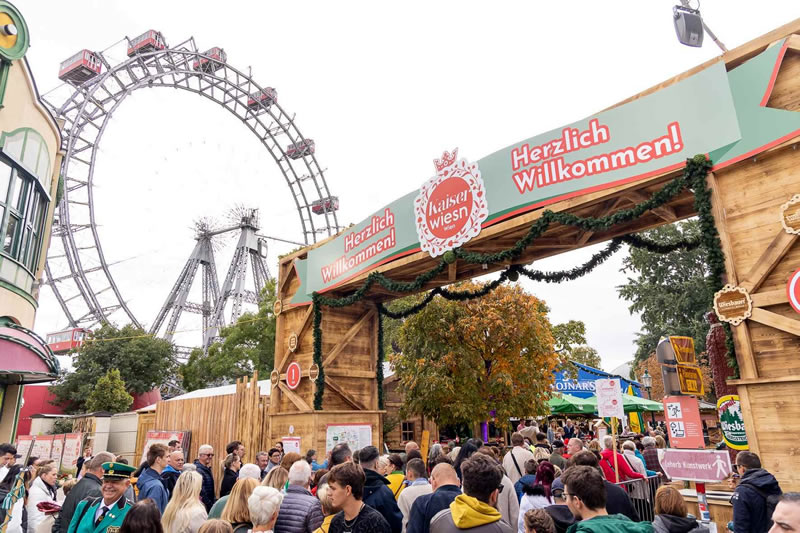 Vieden, Prater, Oktoberfest - vstup do arealu, vela ludi