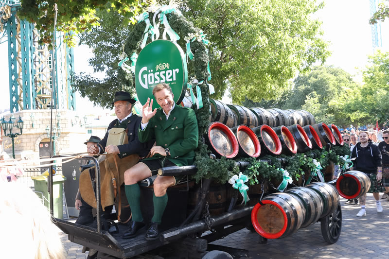 Vieden, Prater, Oktoberfest - na koci sa vezu sudy s pivom, muz kyve rukou