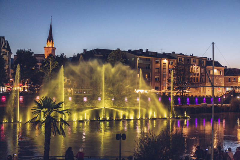 vecer,mesto,rieka,laserova show,vodna show,villach,rakusko