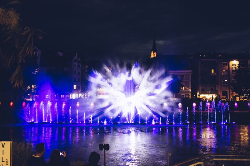 vecer,mesto,rieka,laserova show,vodna show,villach,rakusko