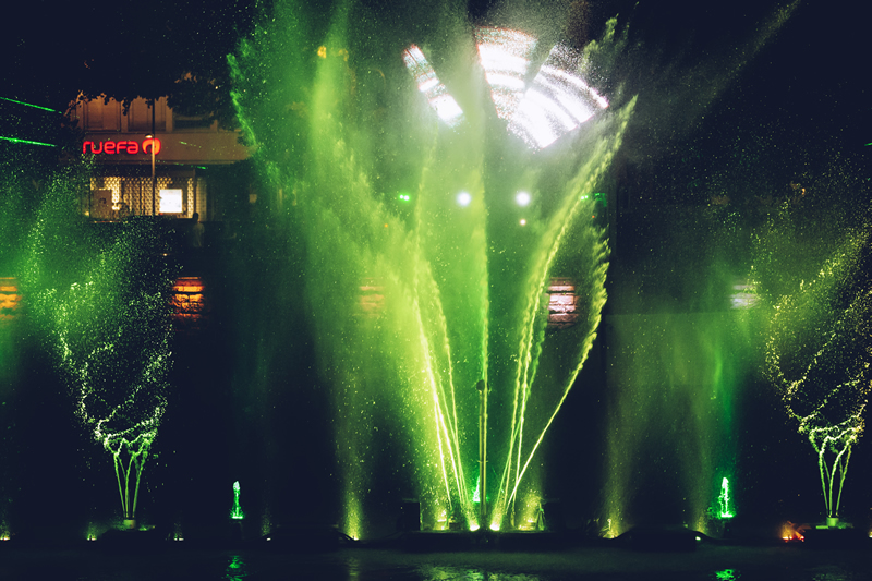vecer,mesto,rieka,laserova show,vodna show,villach,rakusko