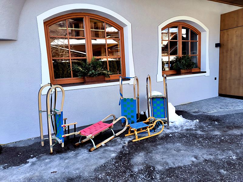 sánky pred hotelom