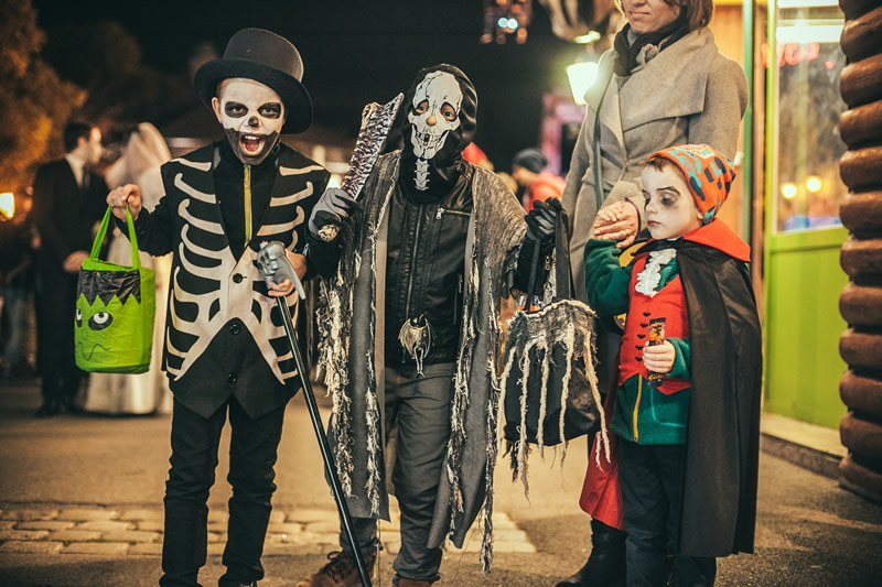 deti v maskach na Halloween v Pratri