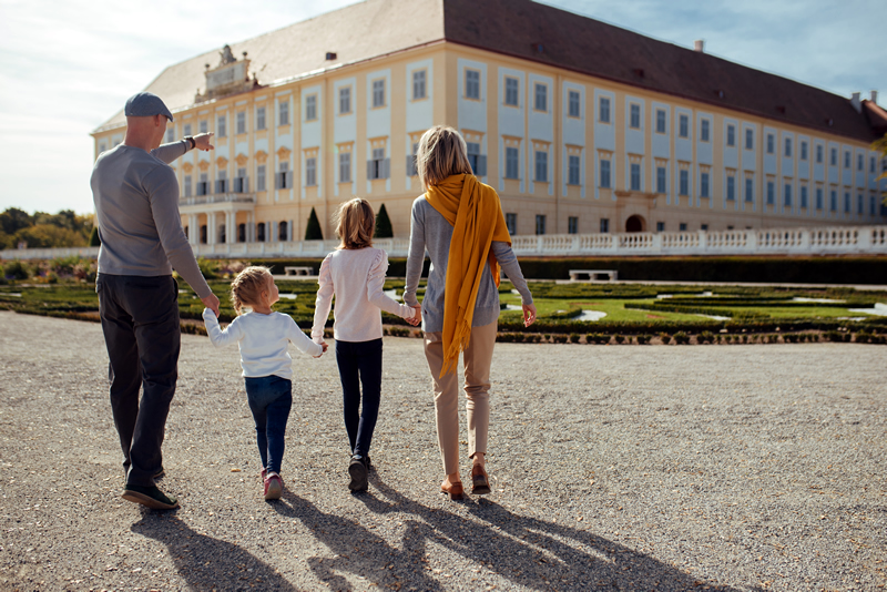 Rodicia s dietatom pred zamkom Schlosshof Rakusko, jesen