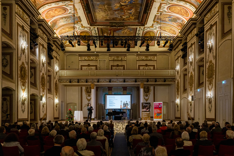 ludia,sediaci ludia,hudobnici,koncert,vazna hudba