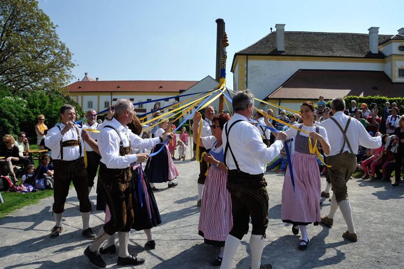 Rakusko - zamok Schloss Hof - sprievod zvierat - máj - austria.sk