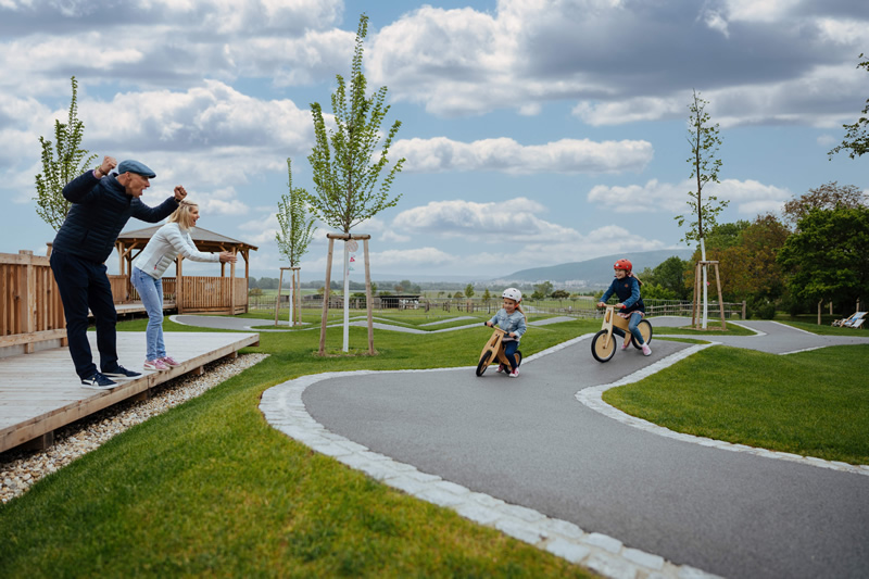 rakusko,jar,schlosshof,zahrada,austriask,deti,odrazadla