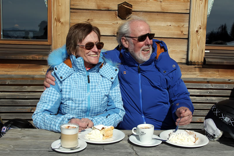 Krásny slnečný deň, seniori oddychujú pri kave a zakusku