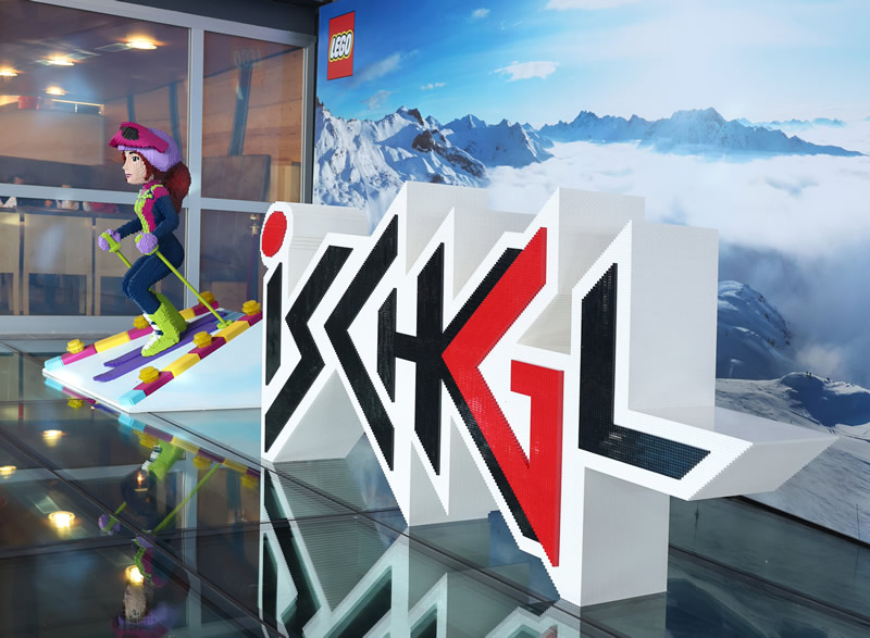 velke logo ischgl a velka lego postava