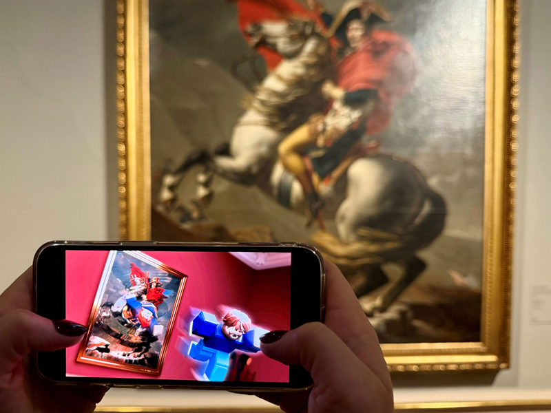fotka mobilu a na pozadi vidno obraz v galerii