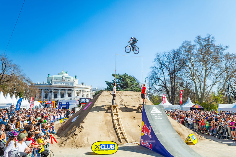 Vieden - bicyklovy-festival, mladik skace cez prekazku na bicykli