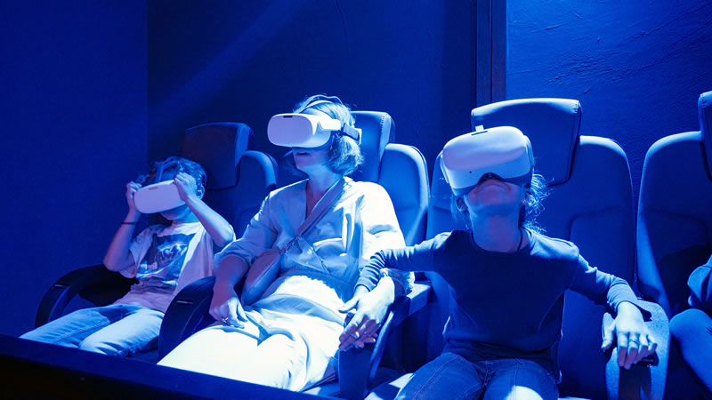 rodina v 5D kine s okuliarmi na ociach, virtualna realita