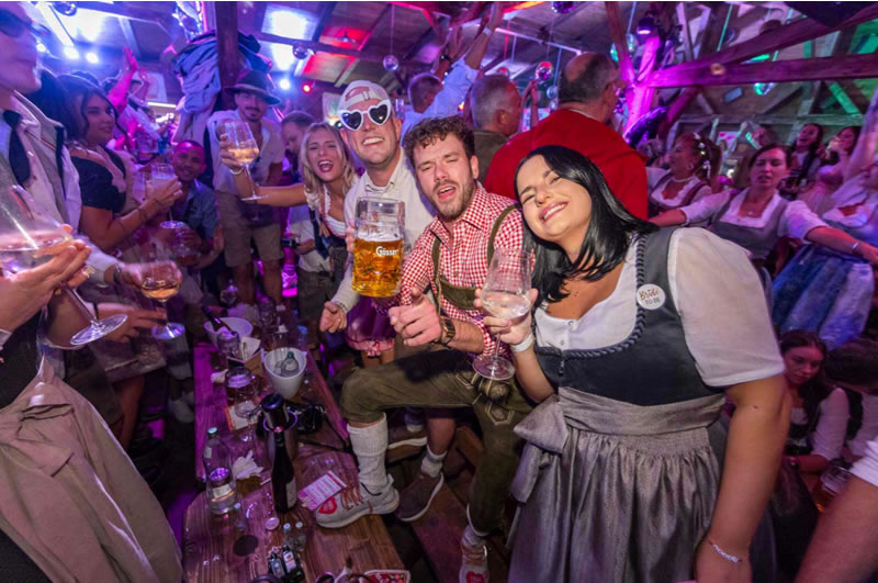 Rakusko, Vieden, Kaiser, Wiesn, oktoberfest, pivo, ludia, muz, zeny, dirndl, austria.sk