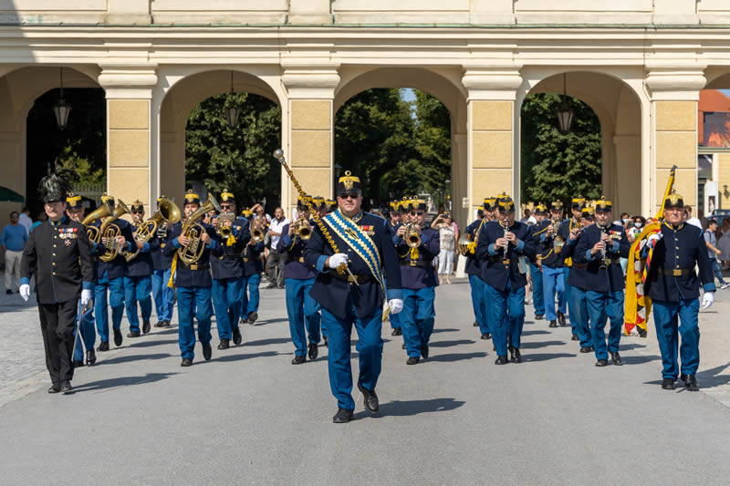 Pochodujúca posádka, vojaci hrajú na hudobné nástroje pred zámkom Schönbrunn a Belvedere