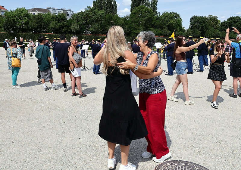 Pochodujúca posádka, vojaci hrajú na hudobné nástroje pred zámkom Schönbrunn a Belvedere