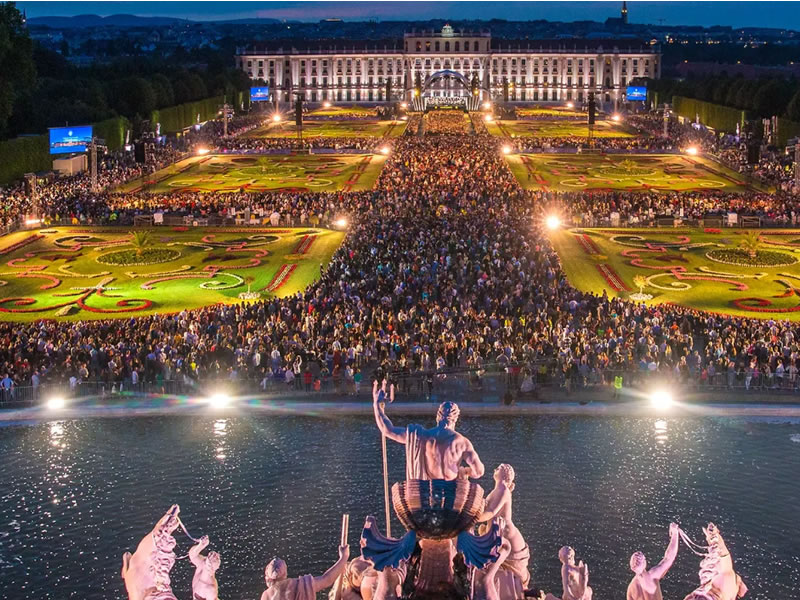 Vieden, zámok Schönbrunn a nocny koncert, vela ludi