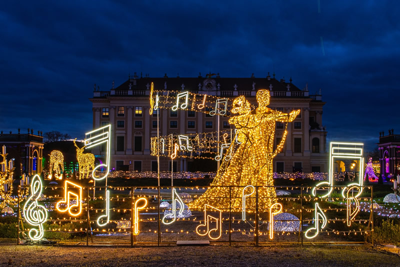 svetelné efekty pred zámkom Schönbrunn, osvetlené zvieratká