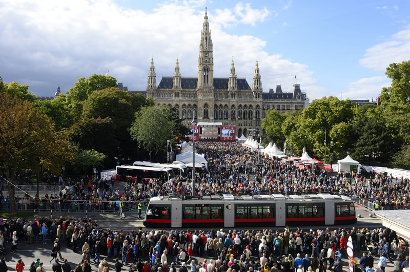 Rathausplatz plny ludi